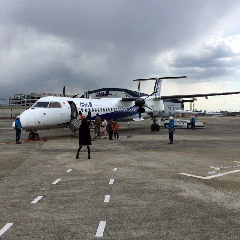 秋田県2泊3日出張旅行で伊丹空港 秋田空港まで乗った全日空ana1653便ボンバルディアdhc8 Q400 天候不良で条件付き運航でも無事到着 運賃は旅割55で11 500円 大阪グルメタクシードライバー