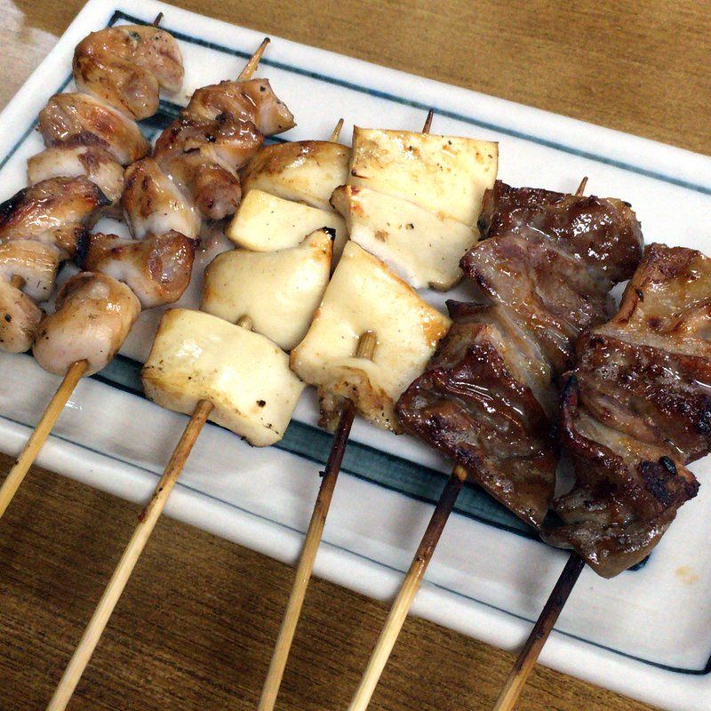 大阪の老舗の老舗メニュー～鶴橋ガード下の焼肉ホルモン店 串焼き茂利屋。生のチレ(脾臓)も食べれる。串焼きもうまい～♪ 雰囲気も下町感バリバリで最高～!! 大阪グルメタクシー