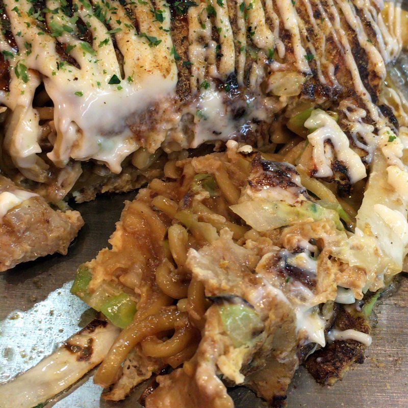 オープンは50年以上前の1965年9月 大阪の老舗中の老舗で食べ歩き外食グルメ 大阪駅前新梅田食道街にあるお好み焼さくらで豚玉 オムそば 大阪グルメタクシードライバー