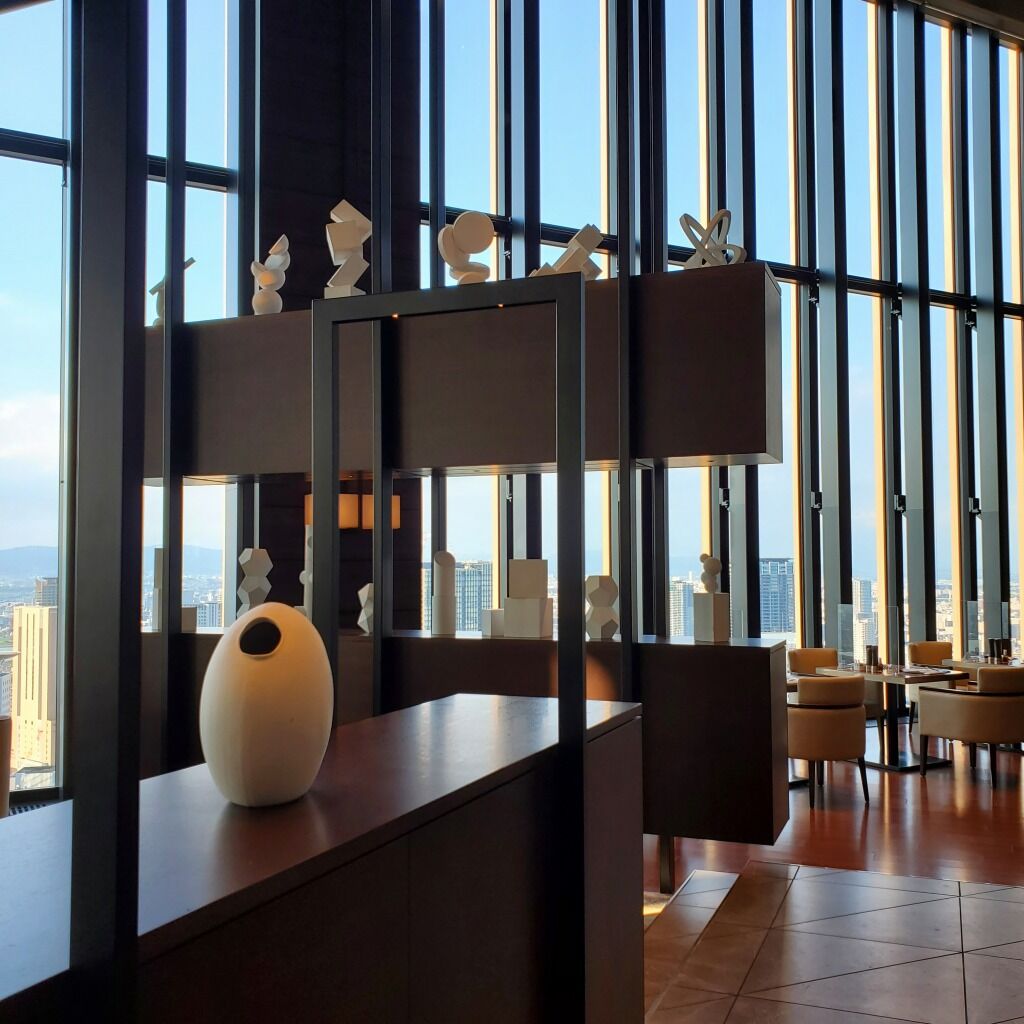 コンラッド大阪にある40スカイバー ラウンジに突撃 絶景を見ながら現代風ティラミスを食べてみた 大阪グルメタクシードライバー