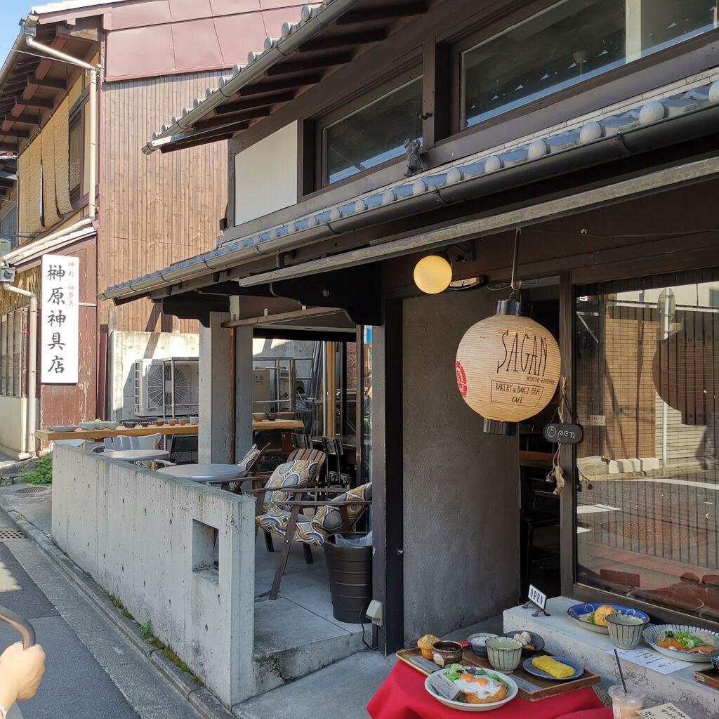京都清水五条食べ歩き外食グルメ カフェ サガンでひと休み カレー ソフトクリーム グレープフルーツスムージー 大阪グルメタクシードライバー