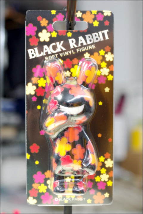 BLACKRABBiT SOFT VINYL FIGURE ブラックラビット 蓄光夜桜バージョン