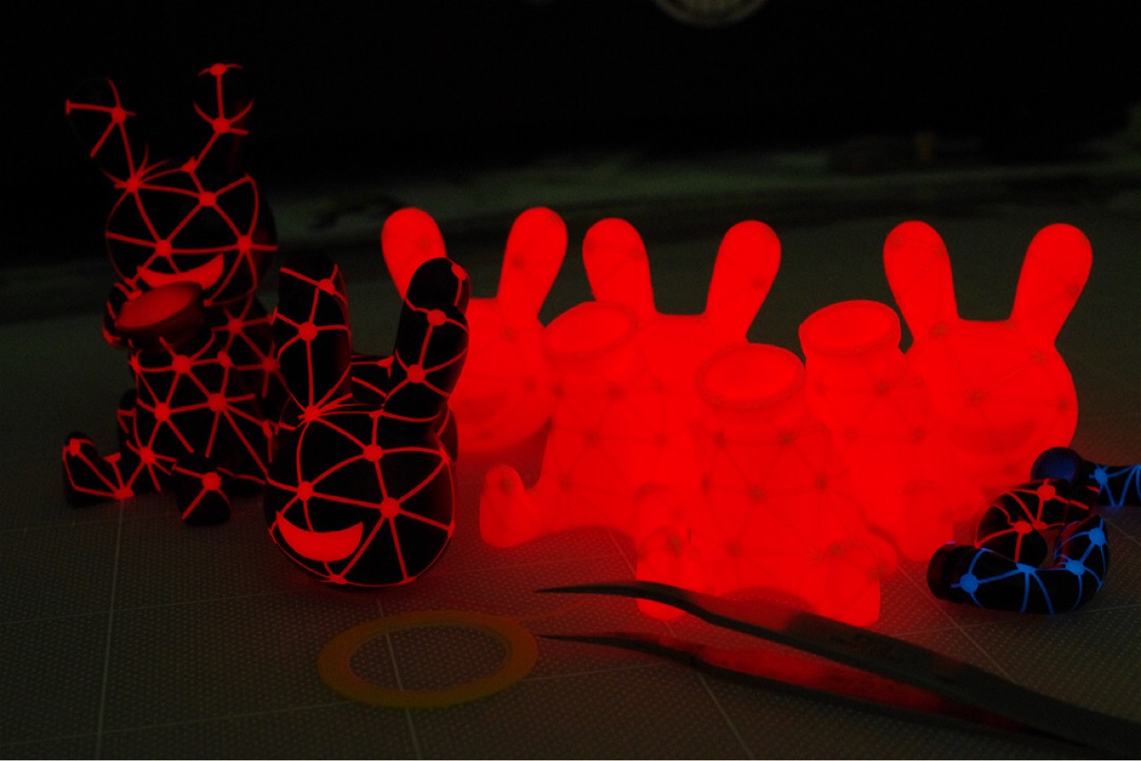 BLACK RABBiT 赤蓄光　ワイヤーフレーム　ブラックラビット BLACK RABBiT 赤蓄光 ワイヤーフレーム ブラックラビット Amazon