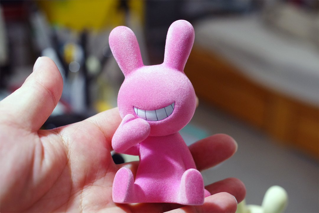 □INSTINCTOYクオリティのフロッキー加工を施されたBLACK RABBiT : に