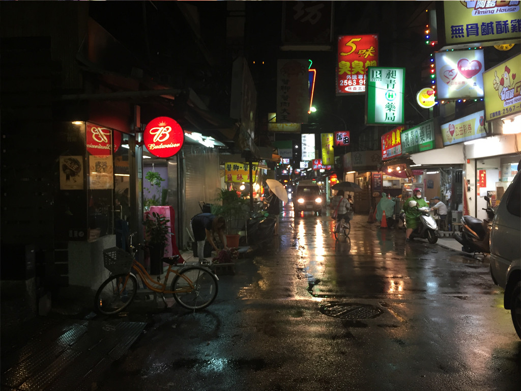 台湾の夜の街並み にんにき日記