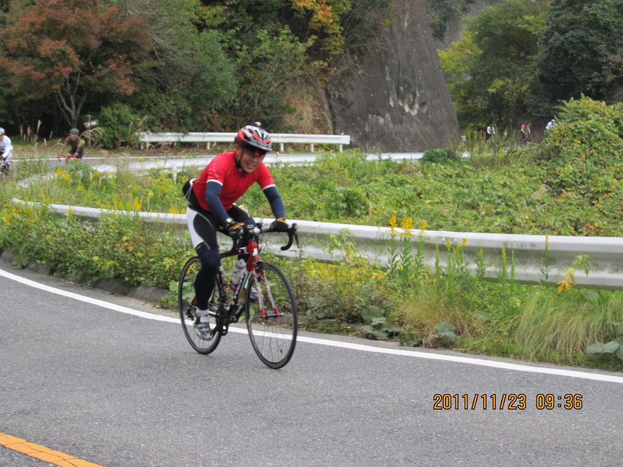 自転車来てるの分かってるのに避けようとしない