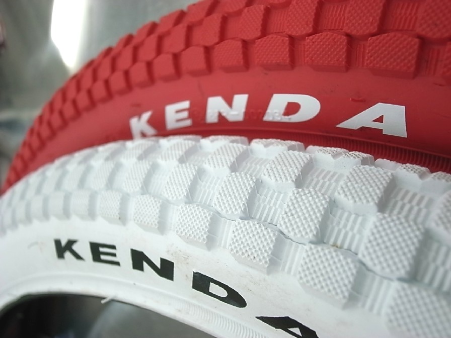 Kenda カラータイヤ登場 Triplerock