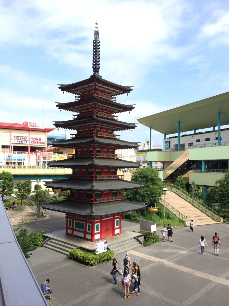 神奈川 ショッピングモールの真ん中に五重塔がある風景 京葉マリンドリーム 神奈川 ショッピングモールの真ん中に五重塔がある風景 京葉マリンドリーム