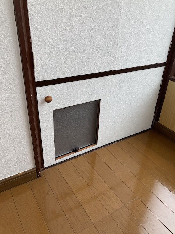 3_猫専用通路と扉_あけると1階天井とつながる