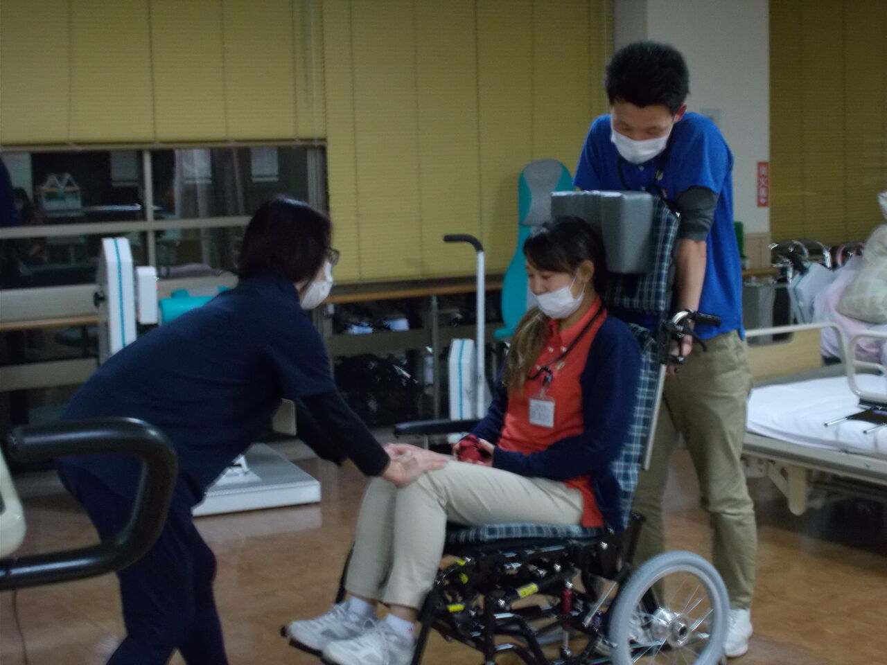 背抜き足抜き画像, 褥瘡予防のための背抜きの方法 – パンフレット – YDJK