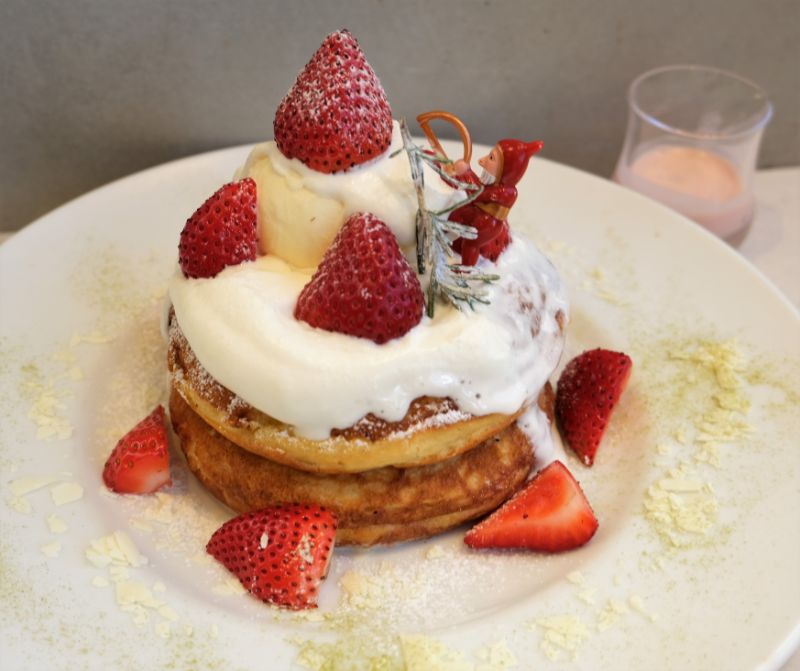 東京 有楽町 カフェ ブックス ビブリオテーク Cafe Books Bibliotheque スノーミルキークリームのクリスマス ホエイ パンケーキ やさしいいちごソース パンケーキ部 Pancake Club Powered By ライブドアブログ