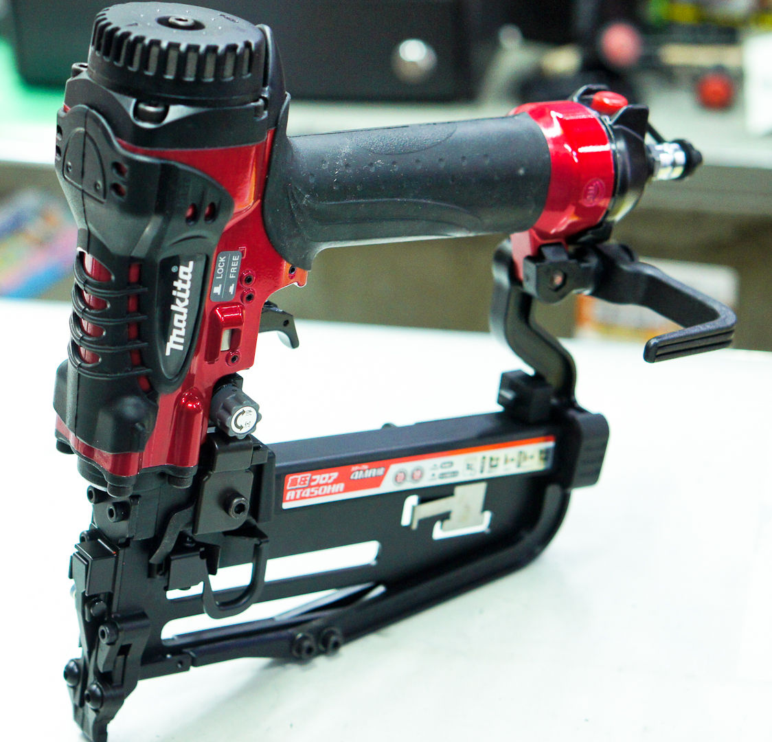 Makita マキタ 高圧フロアタッカ AT450H ケース付き 釘打ち機