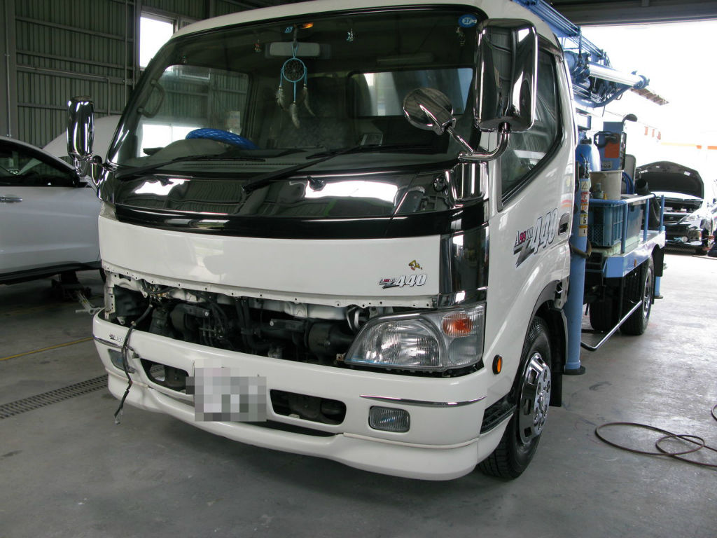 日野 デュトロ フロントパネルの大きいヘコミ デントリペア専門プロショップ トラストデント山形店 日野 デュトロ フロントパネルの大きいヘコミ デントリペア専門プロショップ トラストデント山形店