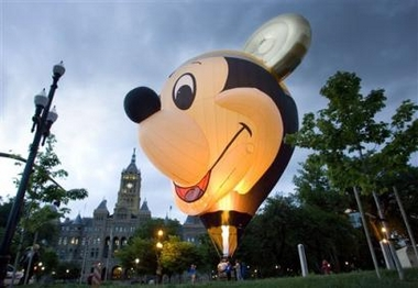 米国、カナダを巡るミッキー巨大気球。。日本に来ないのかなーー(T.T