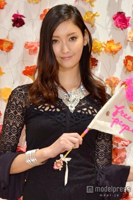 芸能 佐藤かよ 親友 菜々緒の素顔を突然暴露 芸スポcentury速報
