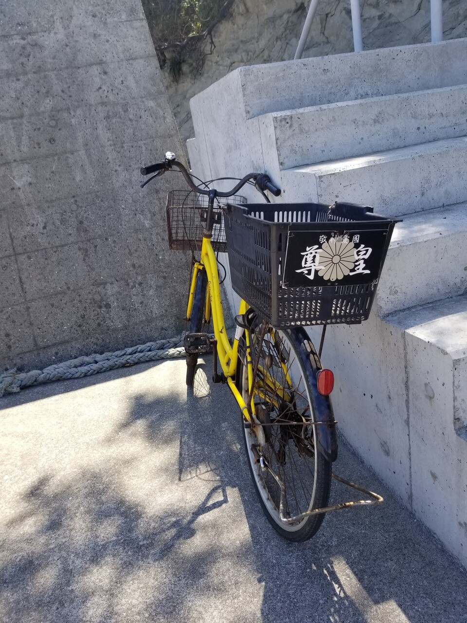 車の後ろに糞だせぇステッカー貼ってる奴w それな速報 車の後ろに糞だせぇステッカー貼ってる奴w それな速報