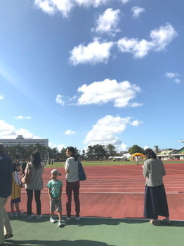 天高く登る雲