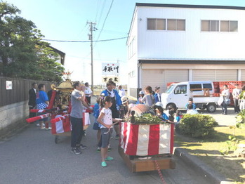 工場の前で休憩