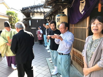 お神酒を皆が頂きます