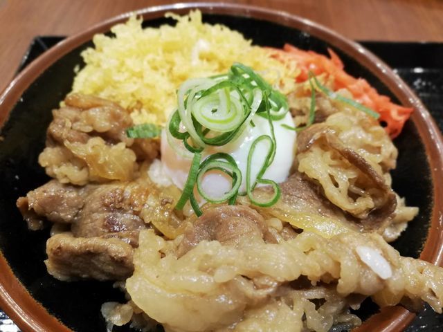 丸亀製麺期間限定メニュー「牛丼」はすき家・吉野家・松屋よりおいしい！