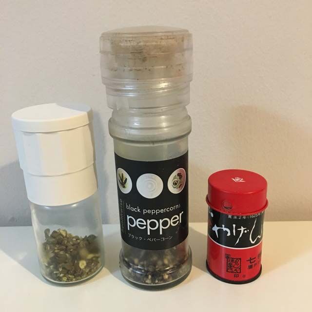 香辛料のこしょう（胡椒）を土の上にふりかけたら、猫の植木鉢のモンステラ（観葉植物）へのいたずらがぴたりと止まりました