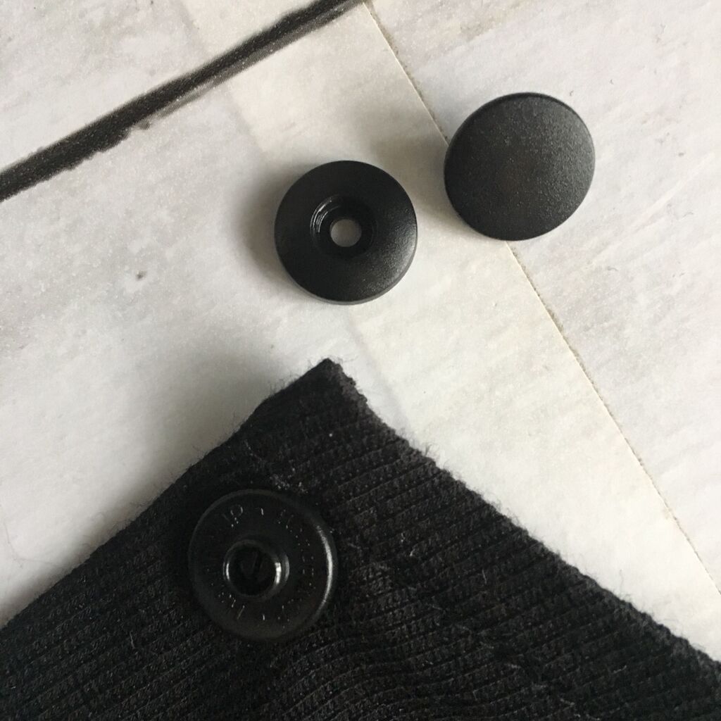 カットソーをカーディガンに改造!ミシンも針も糸も使わない超簡単激安リメイク方法