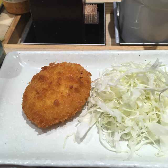 松乃屋の朝定食「豚汁定食」には豚汁、ライス、コロッケ、キャベツ、生卵、冷ややっこ、味付け海苔がセット