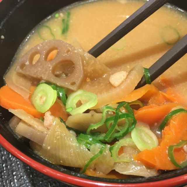 松乃屋の朝定食「豚汁定食」の豚汁は具沢山