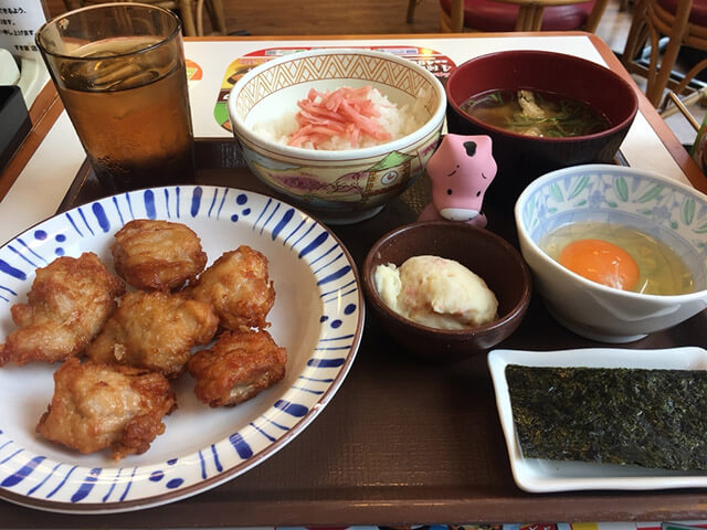 すき家の朝食+からあげが究極！たった450円の激安ボリューム定食が完成