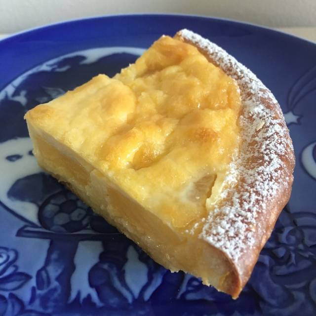 大人気のケーキ屋さんトシ・ヨロイヅカ(Toshi Yoroizuka)でダントツにコスパが良いのがタルトシュクル、なんと1ホールで1000円