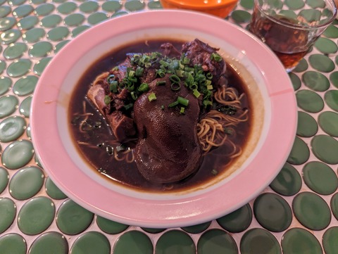 マンション台北　滷豬腳麺