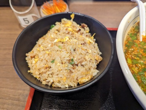 福しん 半チャーハン