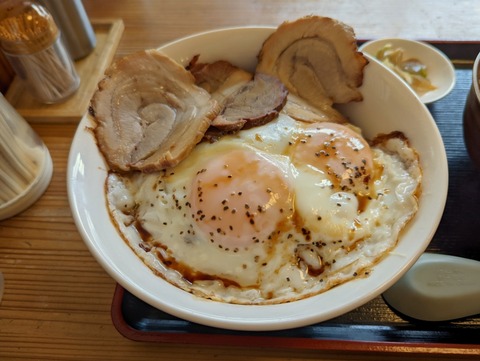 中華　初ね　チャーシューエッグ丼