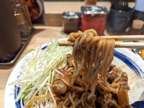 肉めし岡もと 麺