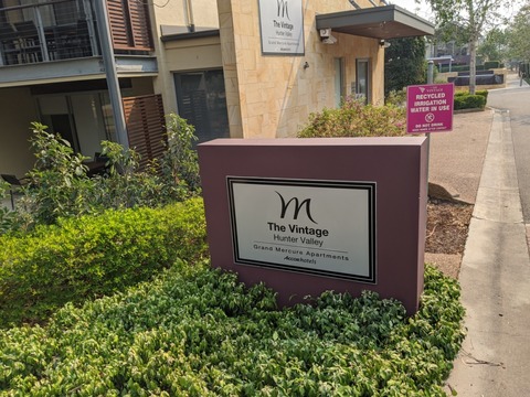 Grand Mercure Apartments 看板