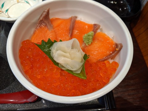 悠流里 鮭親子丼
