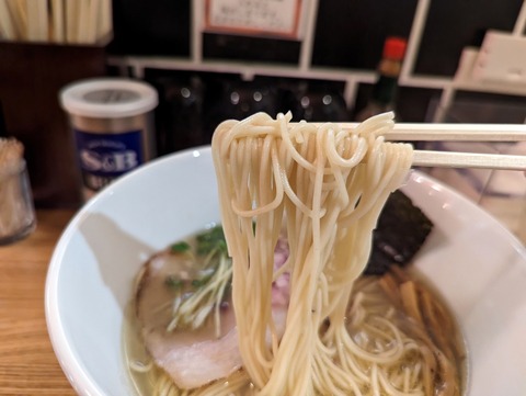 くろ助 麺