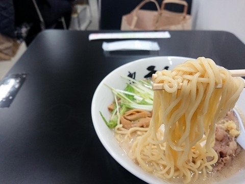 らーめん初代 社 麺