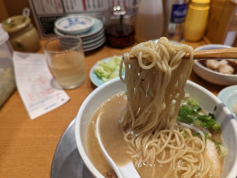 餃子の天天有 麺