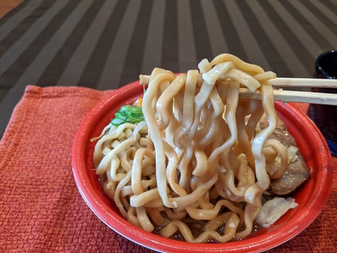 千里眼監修濃厚マシマシラーメン　麺