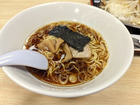 東名厚木健康センター 小盛サイズ醤油ラーメン