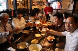 お好み焼き屋で乾杯