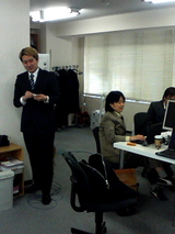 金髪スーツのK忠さん。やはりちょっと普通じゃないですね。