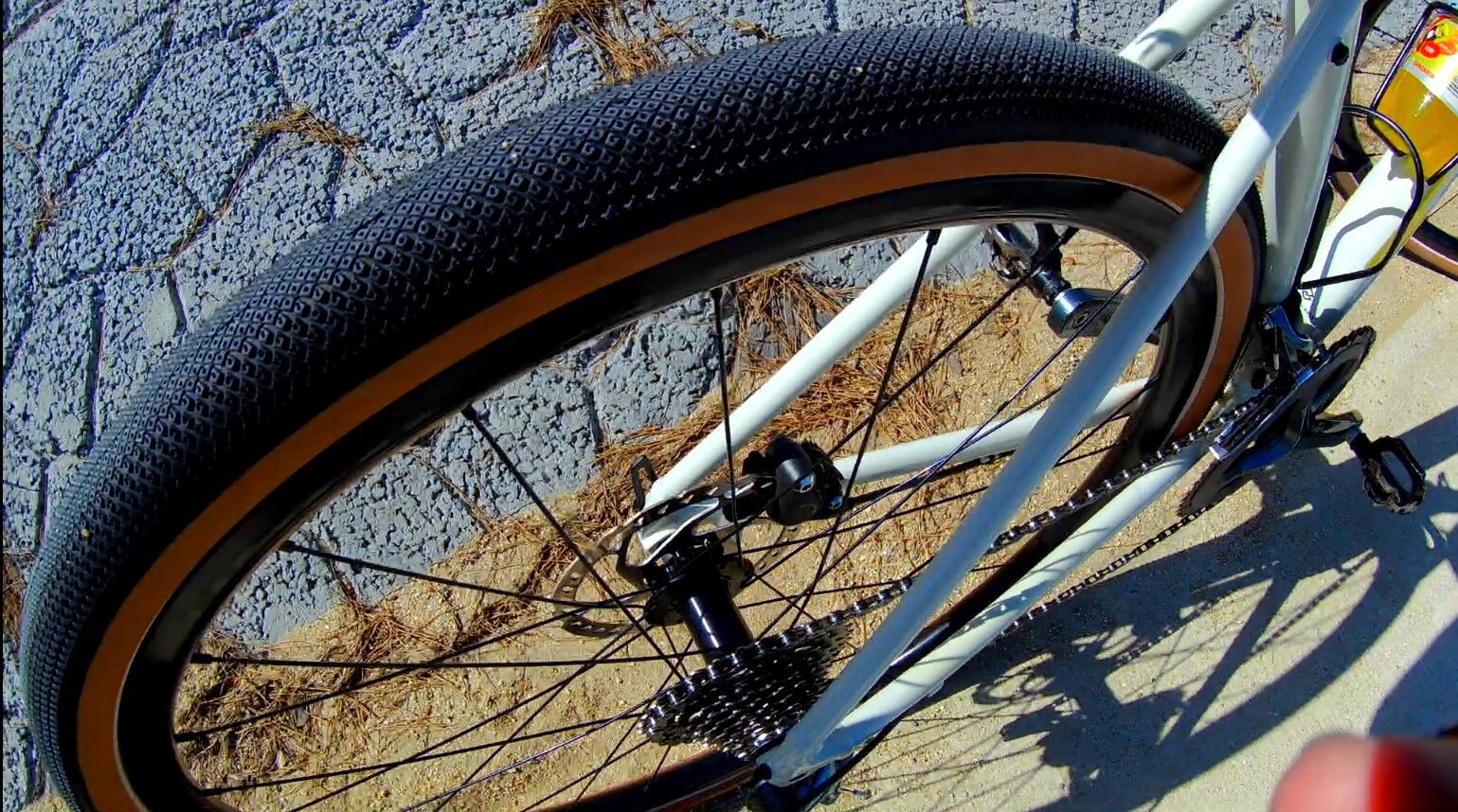 ドマーネの新しいタイヤ、チャオヤンFLYING DIAMOND 38c : だらだら