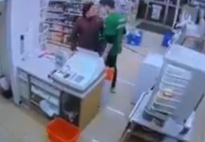 【動画】コンビニ店員さん、接客態度を客に注意されブチギレ　殴り合いの喧嘩に : てきとーまとめ