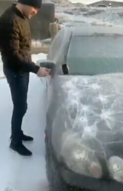 【動画】ロシア人「車が凍った？ふつうハンマーでぶち割るよね」 : てきとーまとめ