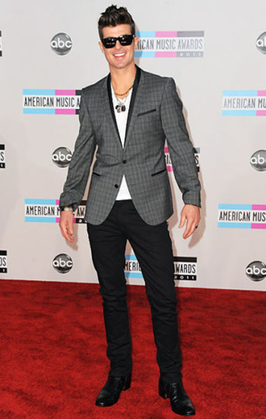 robin_thickes_amusing_ken_doll_arms_pose_640_08