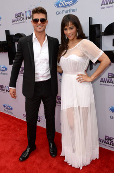 robin_thickes_amusing_ken_doll_arms_pose_640_06