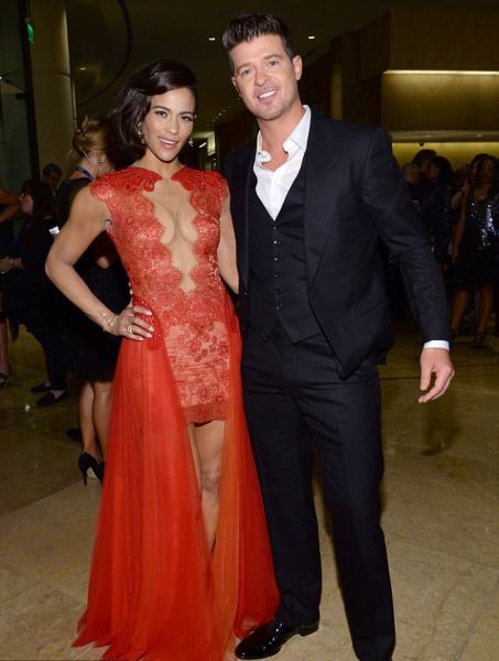robin_thickes_amusing_ken_doll_arms_pose_640_09
