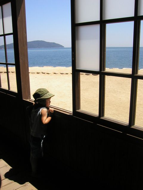 窓の外はすぐ海